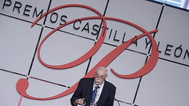 Jesús Hilario Tundidor recibiendo el Premio Premio Castilla y León de las Letras 2013