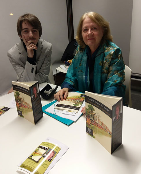  Ángela Martín del Burgo en la presentación de  "Dónde la muerte en Ámsterdam" en Madrid, junto a Ángel Álvaro Martín del Burgo 